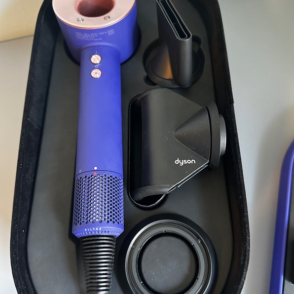 Dyson Supersonic hair dryer - purple and rose gold color - Picture 5 of 5